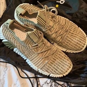 Tennis shoes